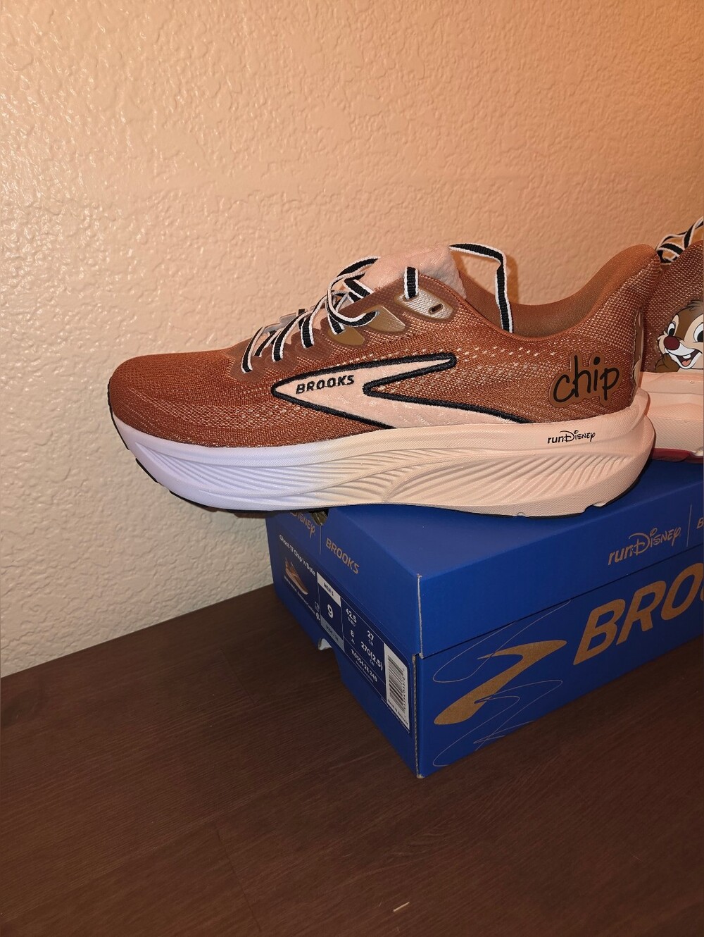 Brooks RUN DISNEY Ghost 17 Chip 'n' Dale Running Shoes. Mens 9, Wide - Picture 3 of 8
